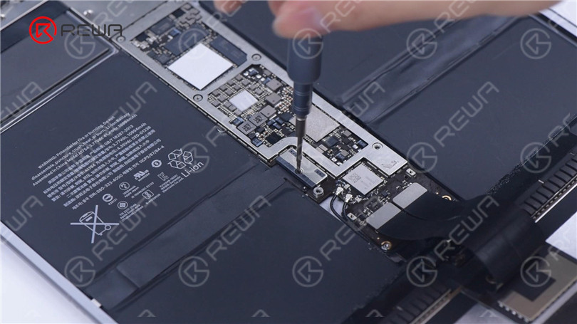 Riparare l'iPad Pro che non si accende sostituendo i connettori