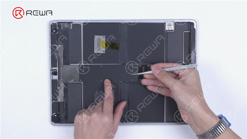 Riparare l'iPad Pro che non si accende sostituendo i connettori