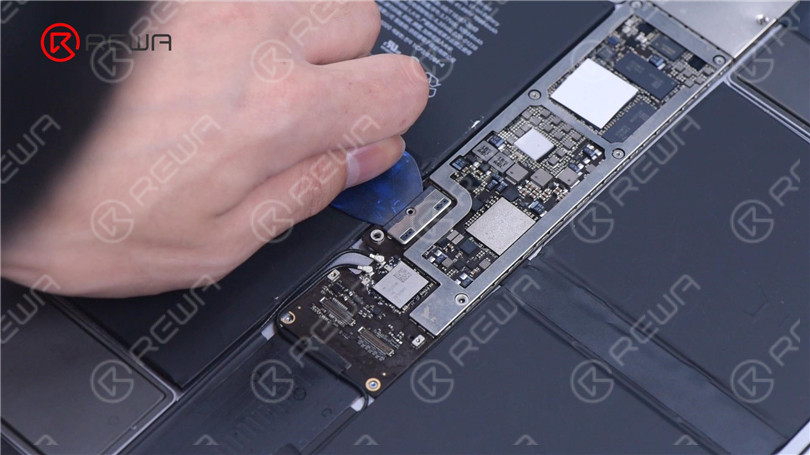 Riparare l'iPad Pro che non si accende sostituendo i connettori