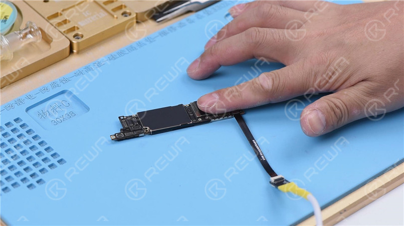 iPhone XR reste en recherche de signal avec une fuite d'électricité sur la carte mère