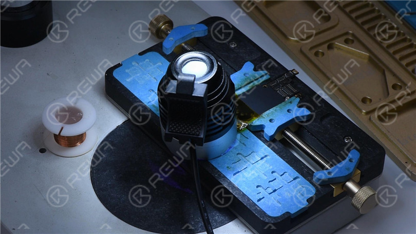 iPhone XR reste en recherche de signal avec une fuite d'électricité sur la carte mère