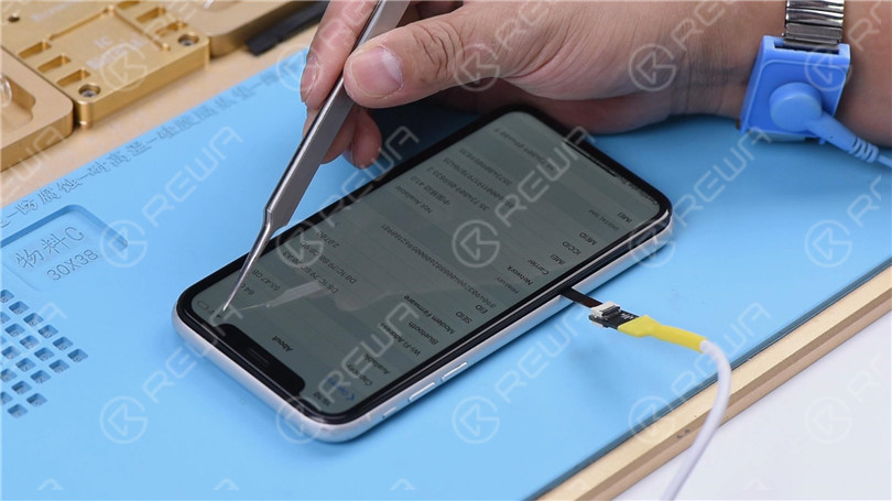 iPhone XR reste en recherche de signal avec une fuite d'électricité sur la carte mère
