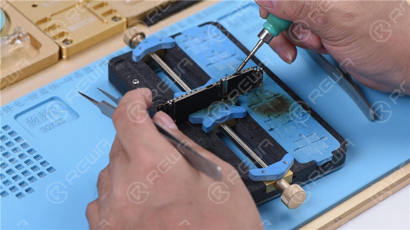 iPhone XR reste en recherche de signal avec une fuite d'électricité sur la carte mère