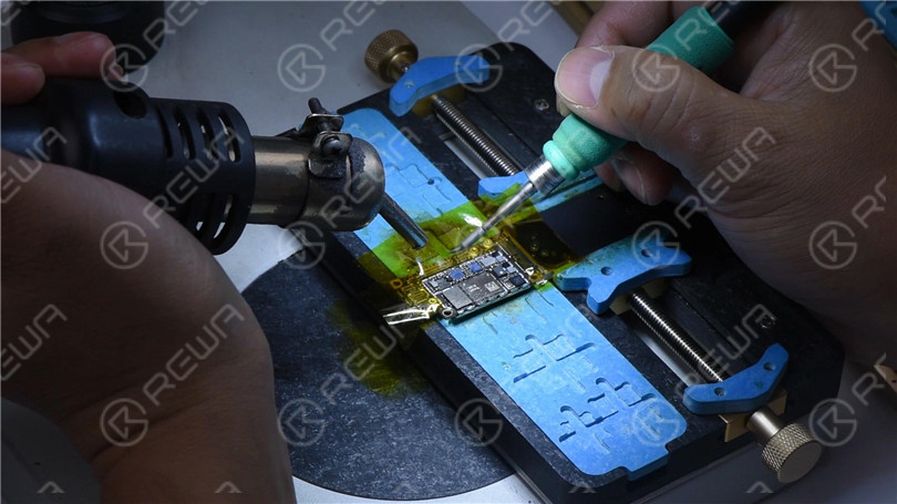 iPhone XR reste en recherche de signal avec une fuite d'électricité sur la carte mère