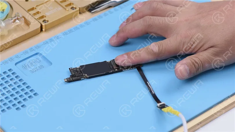 iPhone XR continua a cercare il segnale con la perdita di elettricità della scheda madre