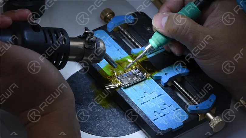 iPhone XR continua a cercare il segnale con la perdita di elettricità della scheda madre