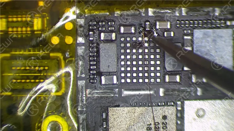 iPhone XR continua a cercare il segnale con la perdita di elettricità della scheda madre