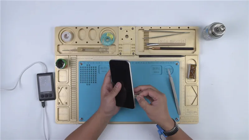 Troubleshooting iPhone XR Signal Issues Due to Motherboard Electricity Leakage