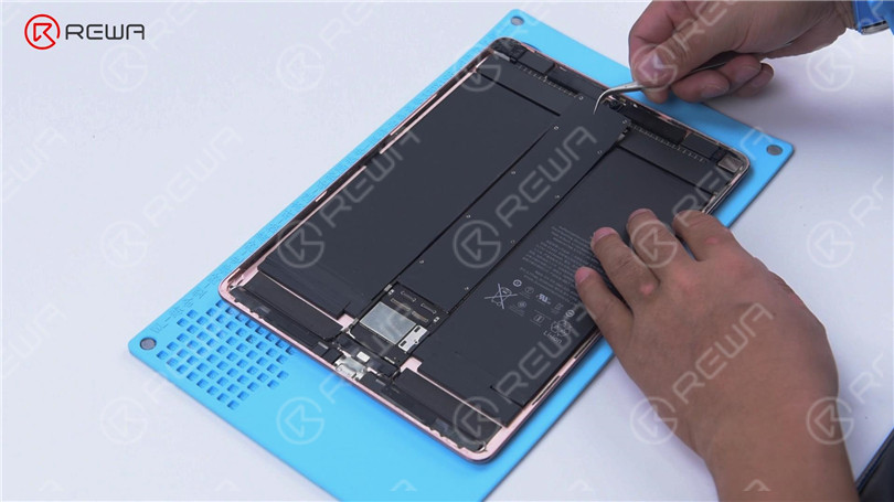 How to Fix an iPad Pro that Won't Turn On - Short Circuit Detected by Rosin Dispenser