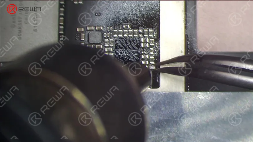 Wie man ein iPad Pro repariert, das sich nicht einschalten lässt - Kurzschluss vom Kolophoniumspender erkannt