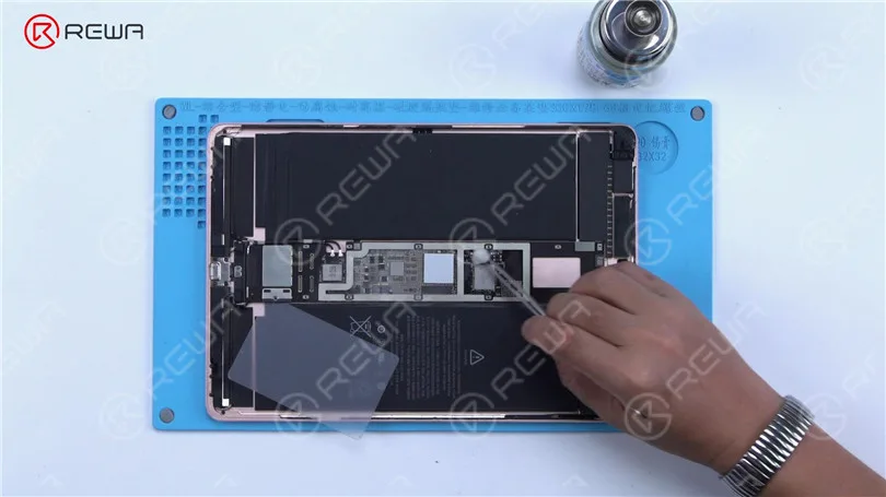 Wie man ein iPad Pro repariert, das sich nicht einschalten lässt - Kurzschluss vom Kolophoniumspender erkannt