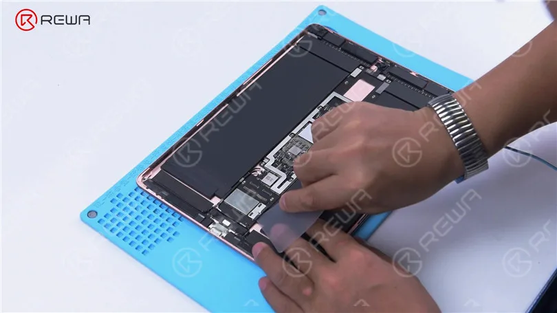 Wie man ein iPad Pro repariert, das sich nicht einschalten lässt - Kurzschluss vom Kolophoniumspender erkannt
