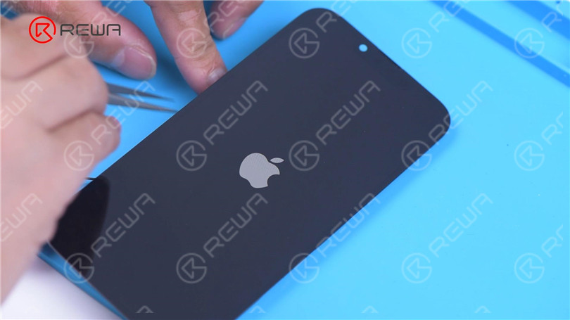 Separación de la placa base del iPhone 13 Pro - ¿La CPU más caliente?