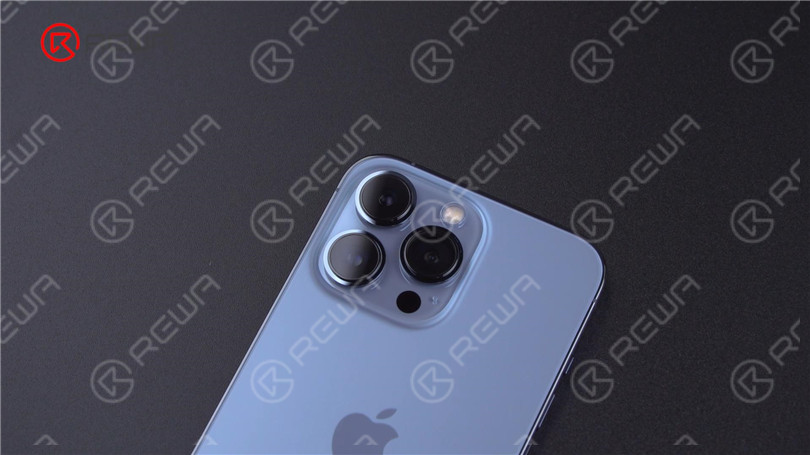 Separación de la placa base del iPhone 13 Pro - ¿La CPU más caliente?