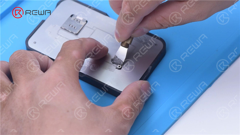 Separación de la placa base del iPhone 13 Pro - ¿La CPU más caliente?