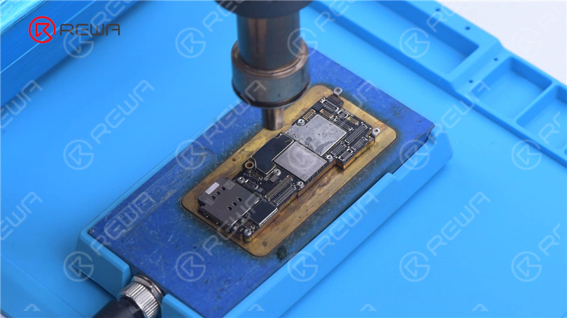 Separación de la placa base del iPhone 13 Pro - ¿La CPU más caliente?