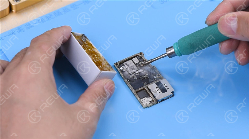 iPhone 11 Pro non si accende - guida alla riparazione professionale Come risolvere l'iPhone 11 che non si accende con una corrente elevata