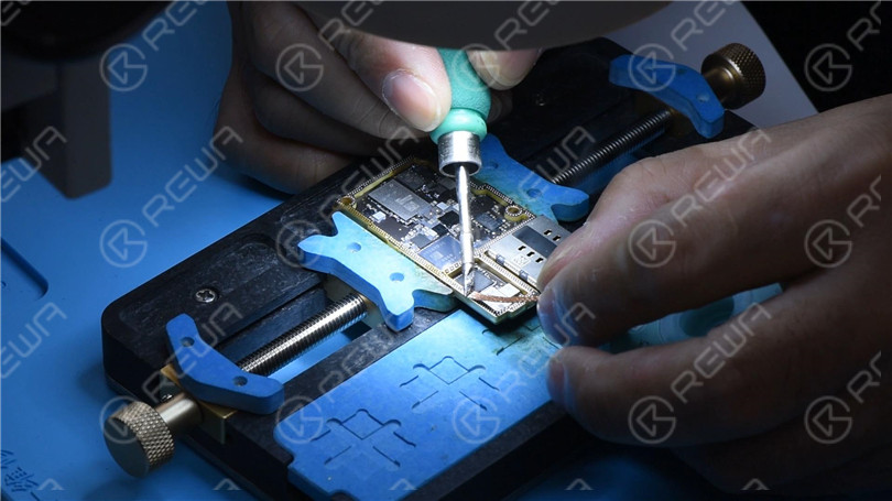 iPhone 11 Pro non si accende - guida alla riparazione professionale Come risolvere l'iPhone 11 che non si accende con una corrente elevata