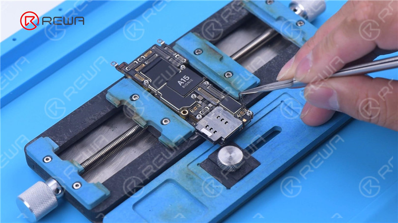 Separación de la placa base del iPhone 13 Pro - ¿La CPU más caliente?