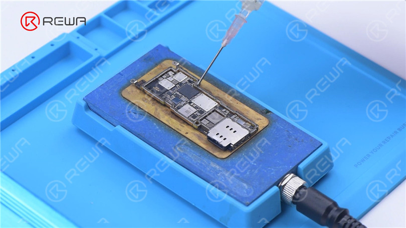 Separación de la placa base del iPhone 13 Pro - ¿La CPU más caliente?