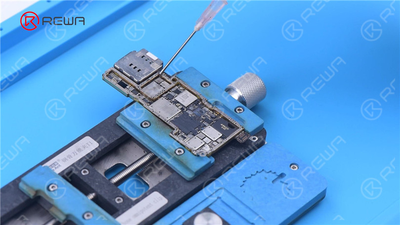 Separación de la placa base del iPhone 13 Pro - ¿La CPU más caliente?