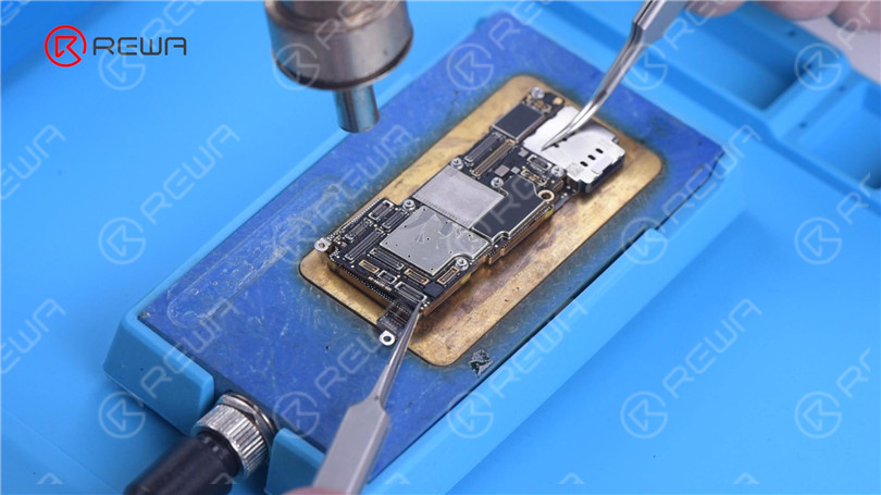 Separación de la placa base del iPhone 13 Pro - ¿La CPU más caliente?