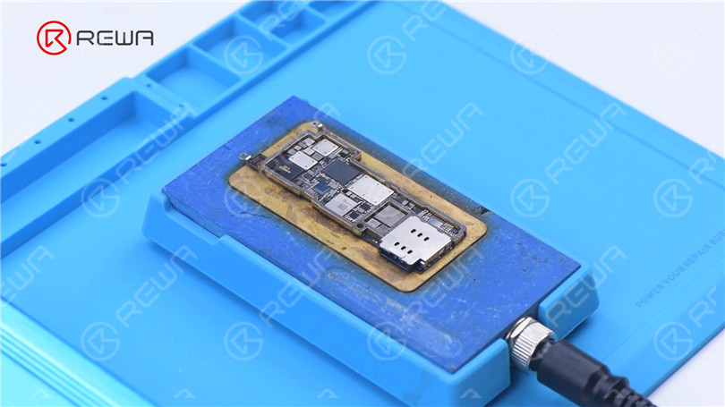 Separación de la placa base del iPhone 13 Pro - ¿La CPU más caliente?