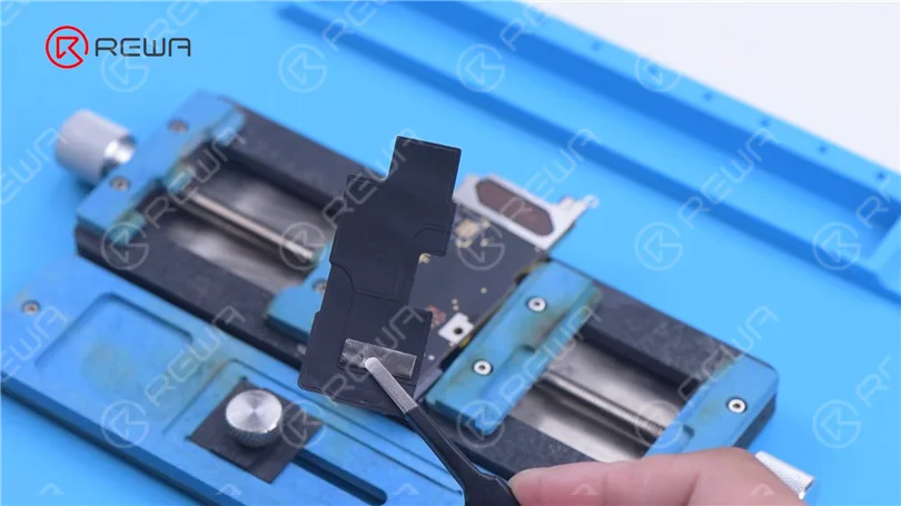 Separazione della scheda madre dell'iPhone 13 Pro - La CPU più calda?
