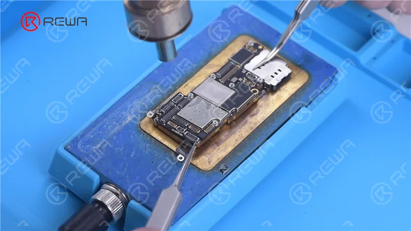 Separazione della scheda madre dell'iPhone 13 Pro - La CPU più calda?