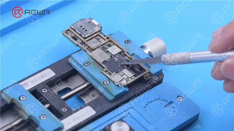Separazione della scheda madre dell'iPhone 13 Pro - La CPU più calda?