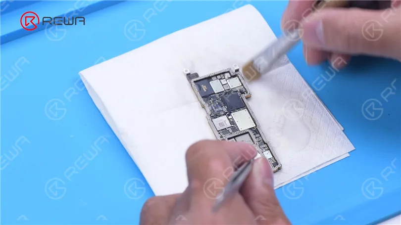 Separazione della scheda madre dell'iPhone 13 Pro - La CPU più calda?