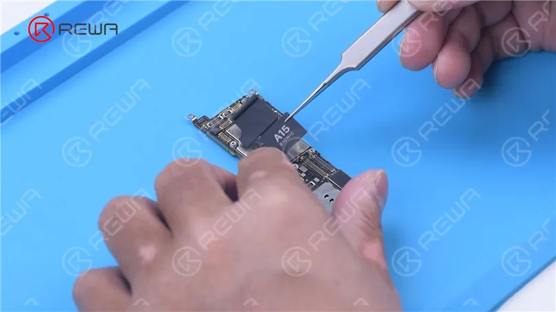 Separazione della scheda madre dell'iPhone 13 Pro - La CPU più calda?