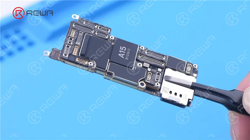 Separazione della scheda madre dell'iPhone 13 Pro - La CPU più calda?