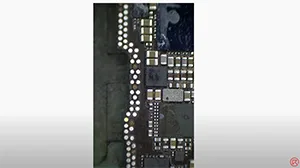 Reparar pistas de soldadura rotas de iPhone 12 soldando terminales