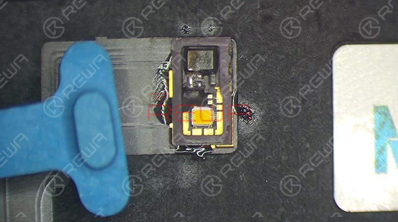 Connecting the dot projector flex cable with the programmer, the results show ‘Fusing’ which means the dot projector flex cable has been damaged. We need to burn data of the original dot projector flex cable onto a new one and then replace the broken crystal.