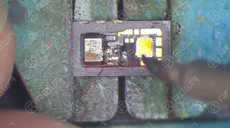 Connecting the dot projector flex cable with the programmer, the results show ‘Fusing’ which means the dot projector flex cable has been damaged. We need to burn data of the original dot projector flex cable onto a new one and then replace the broken crystal.