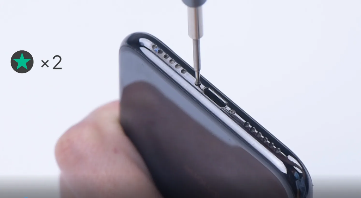 remplacement de la batterie de l'iphone x - guide complet utiliser un tournevis pentagonal pour dévisser les vis
