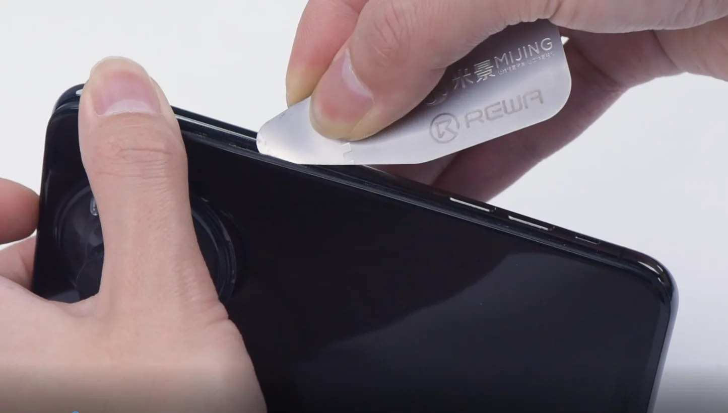 remplacement de la batterie de l'iphone x - guide complet insérer une pièce de levier en dessous
