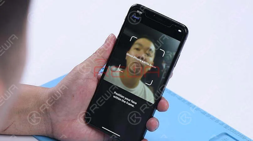 Face ID ne fonctionne pas 'Déplacez l'iPhone un peu plus bas/plus haut' est généralement causé par des dommages au projecteur de points et le problème est confirmé comme étant presque irréparable. Cependant, il existe enfin une solution pour résoudre ce problème. Aujourd'hui, REWA LAB vous présente la dernière technique de réparation du projecteur de points !