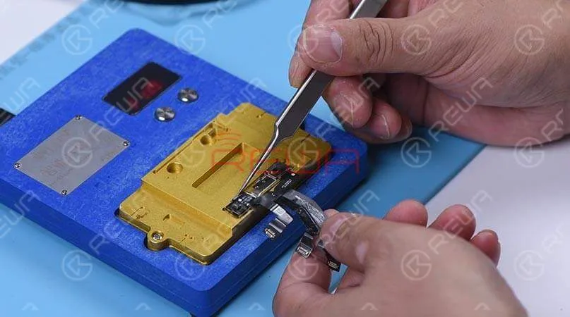 En connectant le câble flexible du projecteur de points au programmateur, les résultats indiquent ‘Fusing’, ce qui signifie que le câble flexible du projecteur de points a été endommagé. Nous devons graver les données du câble flexible du projecteur de points d'origine sur un nouveau câble, puis remplacer le cristal cassé.