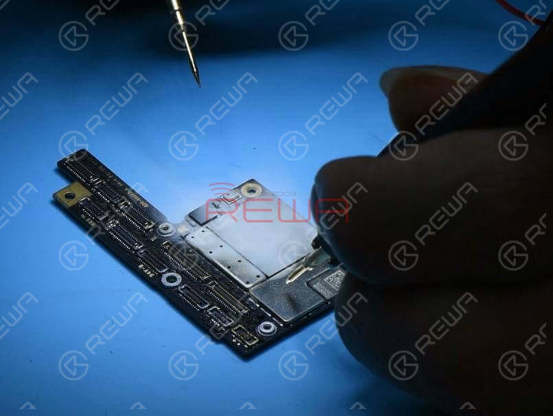 Continuare a misurare i punti di test dei restanti 16 binari. A giudicare dal valore misurato, PP3V0_NAND è in cortocircuito. Poiché ci sono molti componenti su PP3V0_NAND, possiamo individuare il componente difettoso con il rilevamento della colofonia: immergere un po' di colofonia con il saldatore a 350℃. Quindi fumare la colofonia sui componenti del PP3V0_NAND. Impostare la tensione di uscita dell'alimentatore CC a 3V. Mettere a terra la sonda nera. Nel frattempo, far toccare la sonda rossa con un condensatore su PP3V0_NAND.