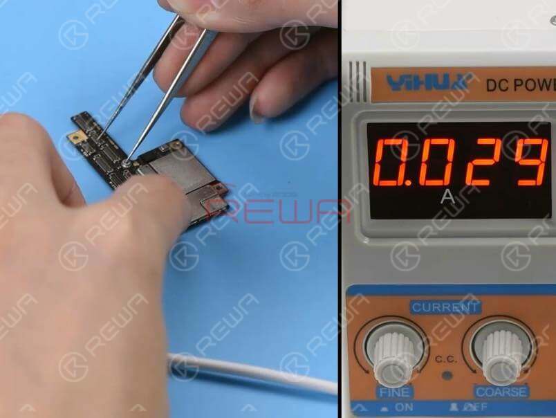 Rimuovere lo strato superiore e pulirlo con un detergente per circuiti stampati. Collegare il connettore della batteria sullo strato superiore con l'alimentatore CC. Avviare lo strato superiore con una pinzetta. Questa volta la corrente di avvio è normale.