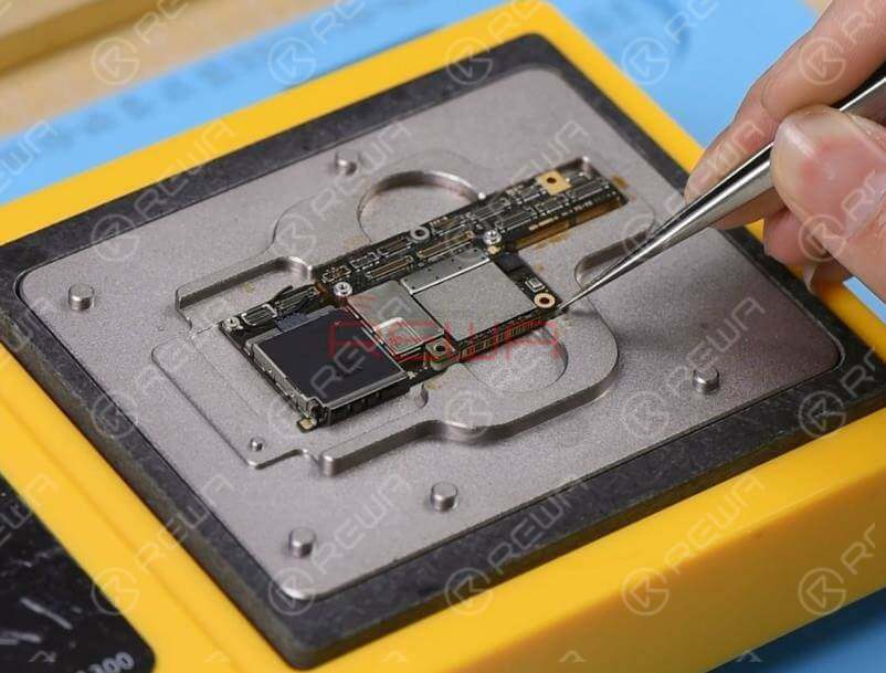 Rimuovere prima l'adesivo termoisolante sullo strato inferiore. Quindi posizionare lo strato inferiore sulla piattaforma di riscaldamento. Accendere la piattaforma di riscaldamento e applicare un po' di Paste Flux sul PCB del terzo spazio. Quindi posizionare lo strato superiore.