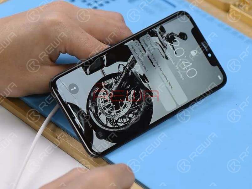 Installare il gruppo display. Collegare il connettore della batteria con l'alimentatore CC e avviare la scheda madre con una pinzetta. La corrente di avvio è normale. Il telefono viene visualizzato normalmente e può accedere al sistema. Guasto eliminato.