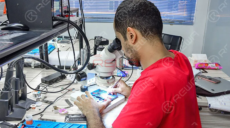 Corso di formazione REWA per la riparazione della scheda logica dell'iPhone