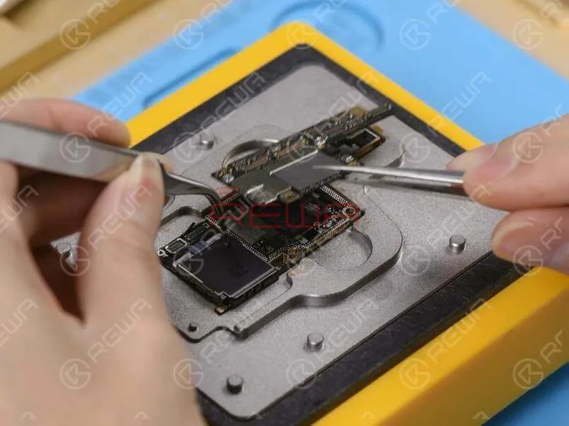Ahora tenemos que separar la placa base para confirmar si el fallo está relacionado con la capa superior o con la inferior.Coloque la placa base en la Plataforma de Calentamiento especializada. Cuando la temperatura de la plataforma alcance la temperatura establecida, coja la capa superior con unas pinzas con cuidado. Continúe retirando la capa inferior de la plataforma.