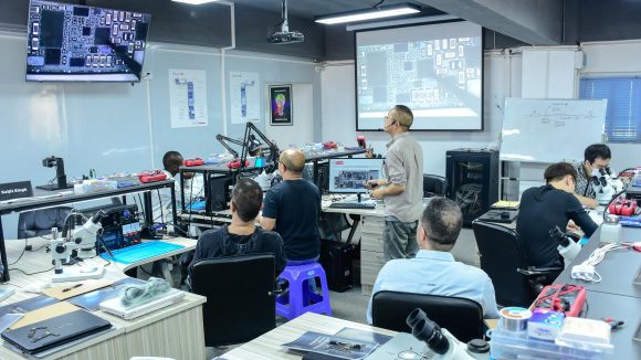 formación en reparación de teléfonos