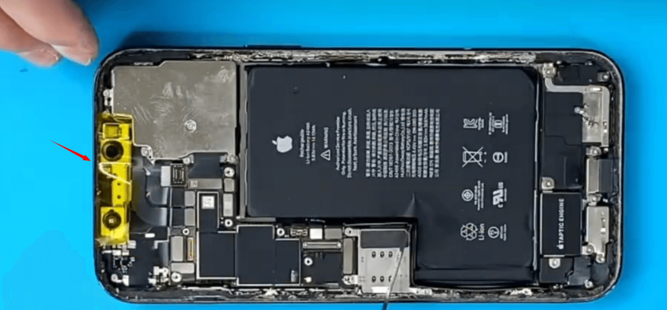 iphone 12 pro max ne peut pas se charger et reste bloqué sur le logo apple 01 Protéger le module Face ID avec un autocollant