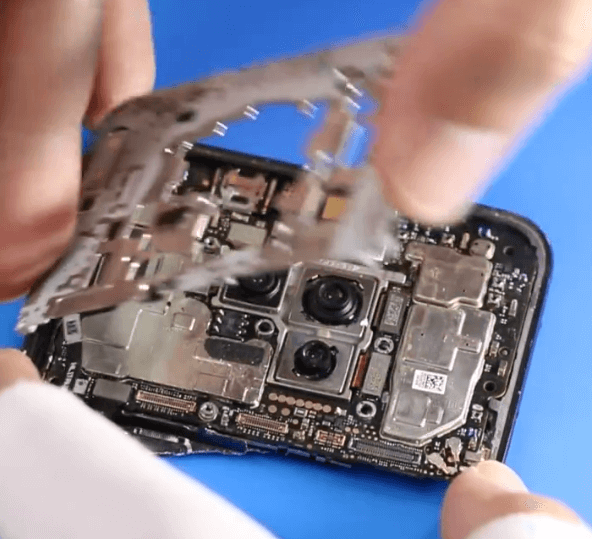 Huawei Mate 30 in zwei Hälften gesprungen, beschädigte Reparatur 01 Entfernen Sie die Abdeckung und die Schraube, nehmen Sie das Motherboard heraus