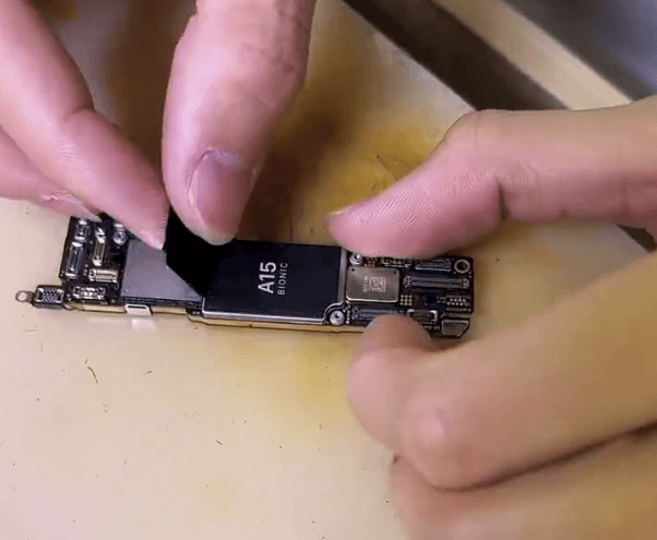 Rimuovere la pellicola protettiva nera di iPhone 13